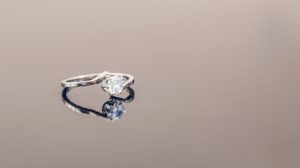 Choix de bague de fiançailles : pourquoi contacter un bijoutier professionnel ?