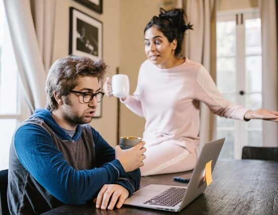 Les raisons pour lesquelles un homme en couple semble s'intéresser à vous